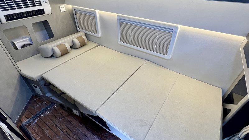 1 vertical bed of Star Boundless MAXUS Pop-top Roof 4WD RV002 1 vertical bed of Star Boundless MAXUS Pop-top Roof 4WD RV002